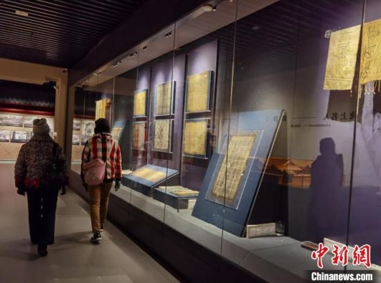 圖為蘭州市民參觀博物館展品?！⌒煅?攝