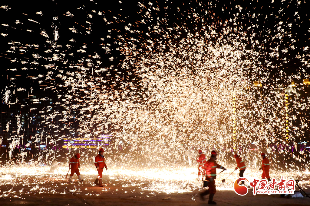 【隴拍客】炫彩奪目！非遺絕技永靖王氏“打鐵花”綻放夜空引關(guān)注