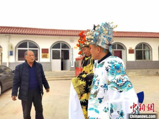 圖為69歲的“苦水高高蹺”國家級傳承人巨海全(左一)，叮囑徒弟們高高蹺練習技巧要領。　閆姣 攝