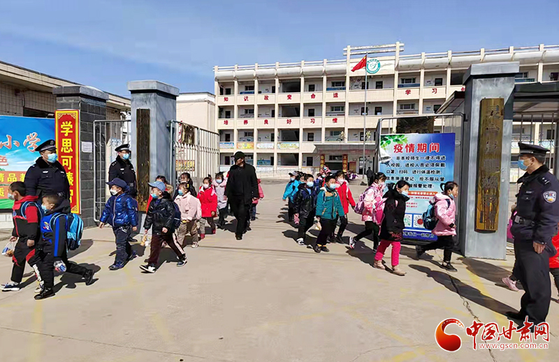 【平安甘肅】平?jīng)鲮`臺：設(shè)立公安“護學崗” 撐起校園“平安傘”
