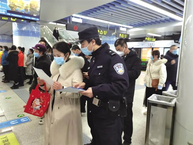 講解詐騙套路 普及“斷卡”常識 蘭州城關(guān)公安分局、交通治安分局聯(lián)合反詐宣傳進地鐵