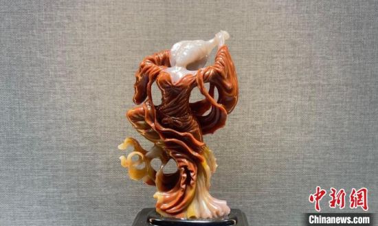 圖為翩然起舞的飛天玉雕。　高瑩 攝