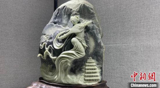 圖為李學平的玉雕作品?！「攥?攝