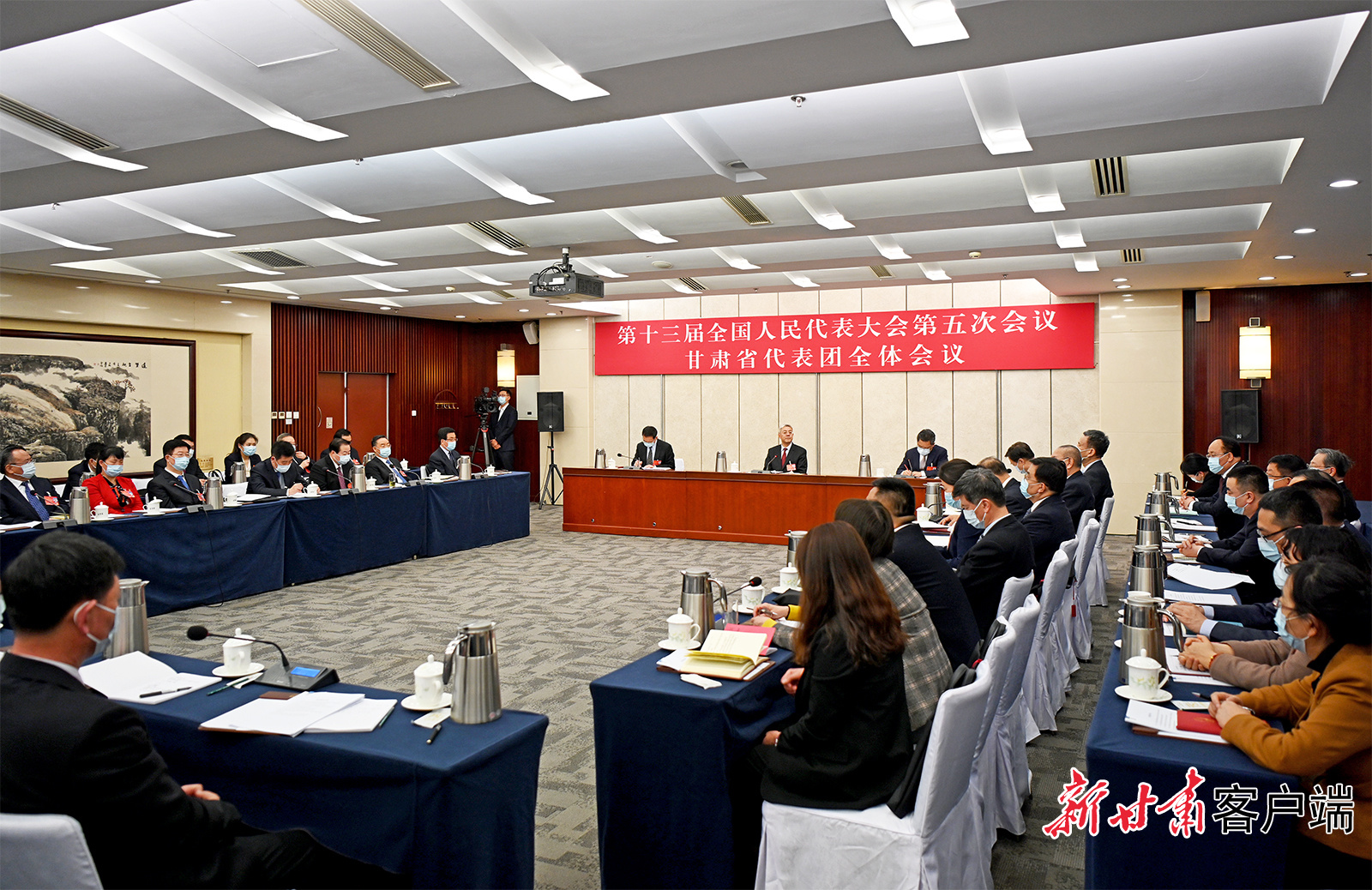 甘肅代表團(tuán)舉行全體會議，尹弘主持并講話