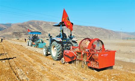 定西市隴西縣17個鄉(xiāng)鎮(zhèn)的農(nóng)機合作社、農(nóng)機手參加了農(nóng)機技能比賽和培訓(xùn)