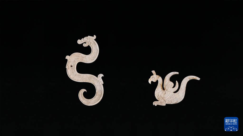 江西樟樹市國字山戰(zhàn)國墓葬出土玉龍、玉鳳（資料圖）。