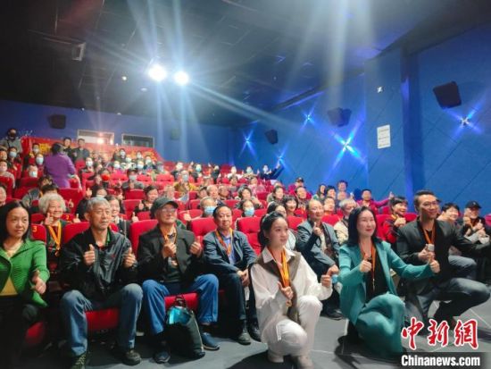 《浴血誓言》主創(chuàng)團隊與到場的紅軍后代合影?！￡愡x斌 攝