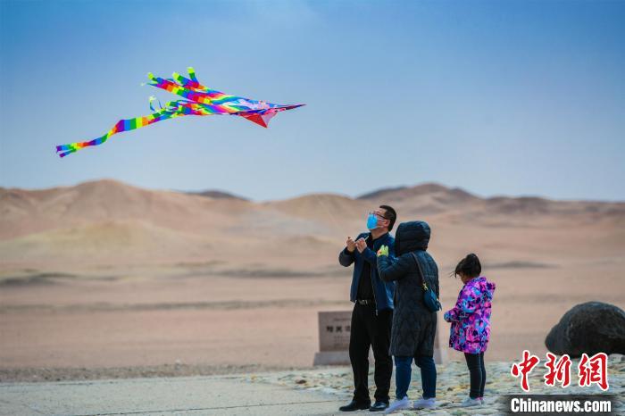 圖為市民正在陽關(guān)景區(qū)放風(fēng)箏?！⊥醣筱y 攝