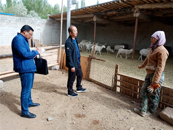 巡察組在肅北縣黨城灣鎮(zhèn)東山村牧民家中開(kāi)展入戶(hù)走訪.jpg