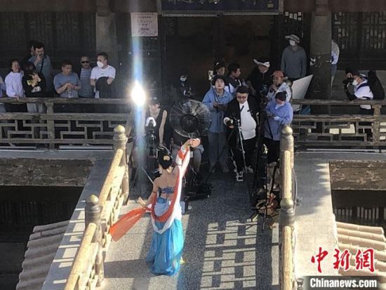 圖為5月以來(lái)，“奧大粒”直播現(xiàn)場(chǎng)引游客圍觀。　敦煌市委宣傳部供圖