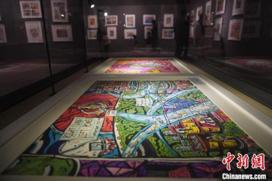 市民參觀少兒美術(shù)展覽。