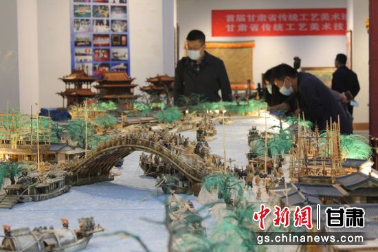 圖為參評作品牦牛角立體微雕“清明上河圖”。徐雪 攝