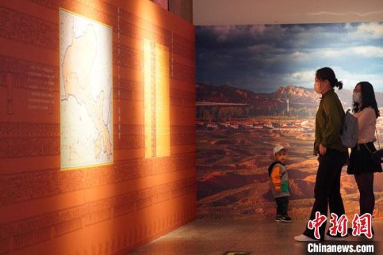 圖為參觀者參觀“大道攸歸：五涼文化展”展陳文物?！【琶赖┰?攝