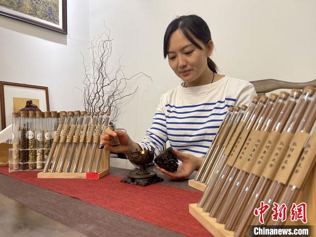 圖為魯雯展示燃香禮儀?！「攥?攝