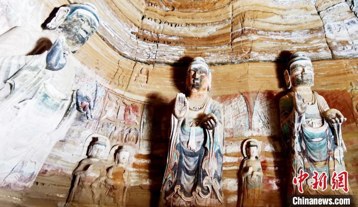 北石窟寺窟內(nèi)造像因受水顯得斑駁。　艾慶龍 攝