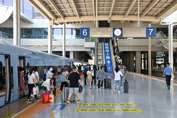 暑運大幕開啟。蘭州鐵路局供圖