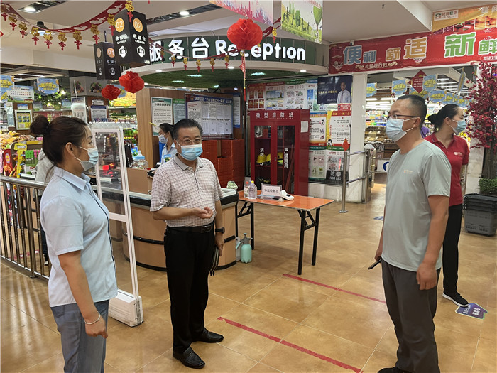 7月15日，酒泉市玉門市疫情防控督查組在隴商聯(lián)華超市監(jiān)督檢查疫情防控措施落實(shí)情況。 .jpg