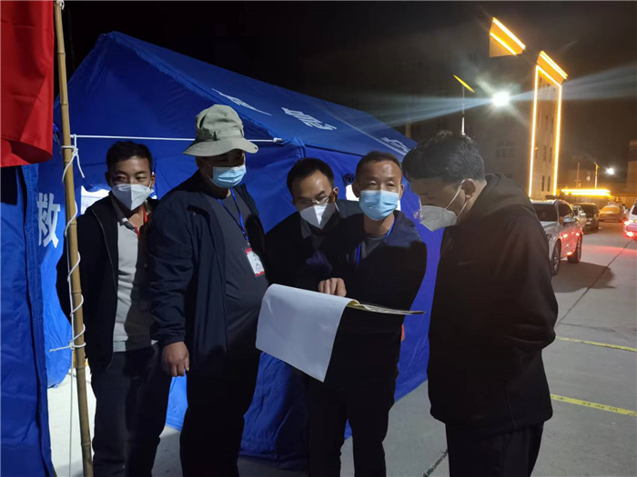 7月19日，甘南州瑪曲縣紀(jì)委監(jiān)委督查組在德吉小區(qū)卡點(diǎn)督導(dǎo)疫情防控工作。仲海濤 攝.jpg