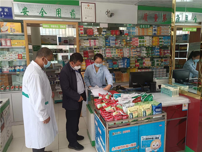 甘南州合作市紀(jì)委監(jiān)委第一督查組在合作市世紀(jì)大藥房進(jìn)行督查檢查。.jpg