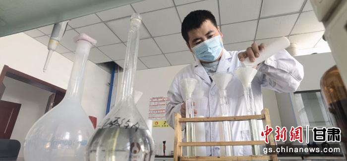 圖為甘肅科技集團(tuán)化工研究院有限責(zé)任公司工作人員正在做實驗。魏建軍 攝
