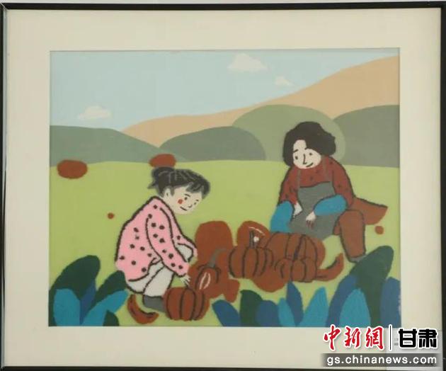 嘉峪關(guān)市新城鎮(zhèn)新城村農(nóng)業(yè)產(chǎn)業(yè)園區(qū)內(nèi)，母女兩人在摘南瓜。刺繡 馬艾米乃 繡稿 敬紅霞