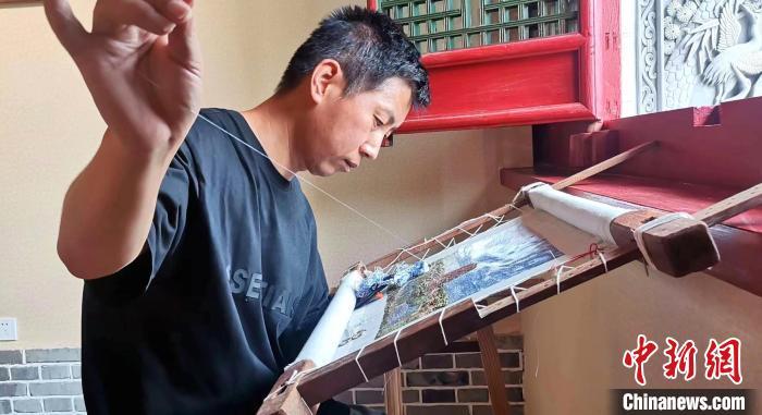 圖為甘肅天水市武山刺繡非遺代表性傳承人劉云帆專心刺繡。(資料圖) 甘肅省非遺保護(hù)中心供圖