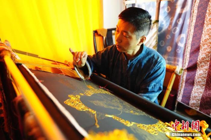 系統(tǒng)性挖掘整理古代敦煌刺繡，是甘肅天水市級非遺代表性項目武山刺繡代表性傳承人劉云帆這兩年最緊要的工作之一。圖為劉云帆在創(chuàng)作富含敦煌刺繡元素的作品。 中新社發(fā) 謝秉錫 攝 
