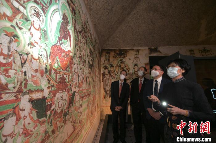 2022年8月23日，“敦煌：千載情緣的故事”展覽在香港開幕。圖為展覽現(xiàn)場(chǎng)，嘉賓們一同觀展?！《鼗脱芯吭汗﹫D