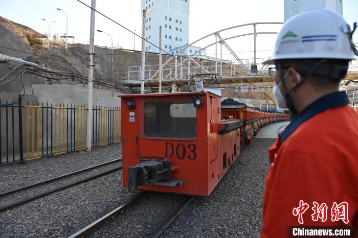 圖為工作人員正在觀察車輛運行情況?！±顏嘄?攝