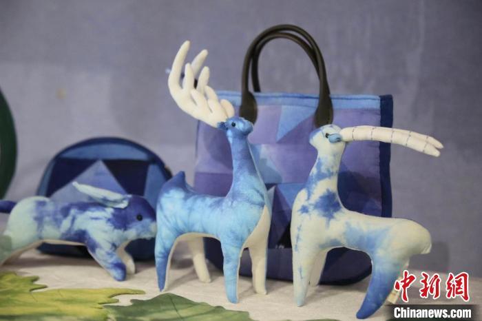 圖為許靜的非遺文創(chuàng)作品。(資料圖) 甘肅省非遺保護(hù)中心供圖