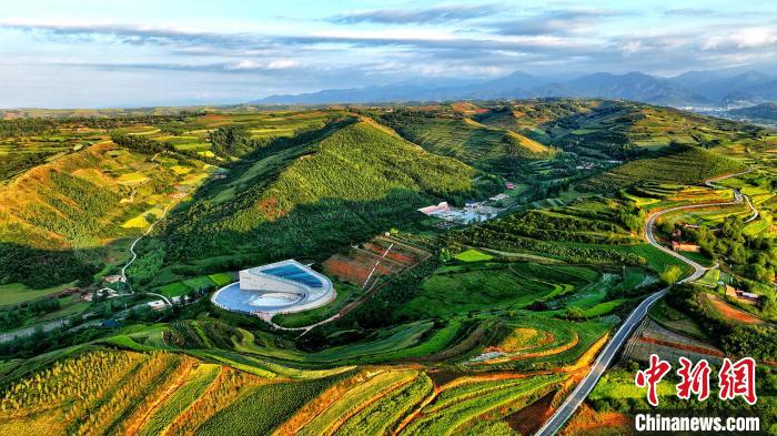 航拍視角下的樺林古動(dòng)物化石埋藏原址館。該館位于臨夏州和政縣。(資料圖) 和政宣傳部供圖
