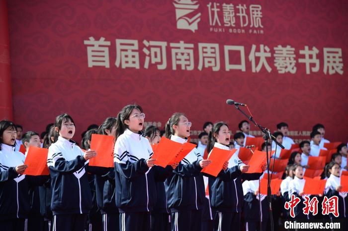 圖為學(xué)生們在開幕式上誦讀經(jīng)典?！×赫赵?攝