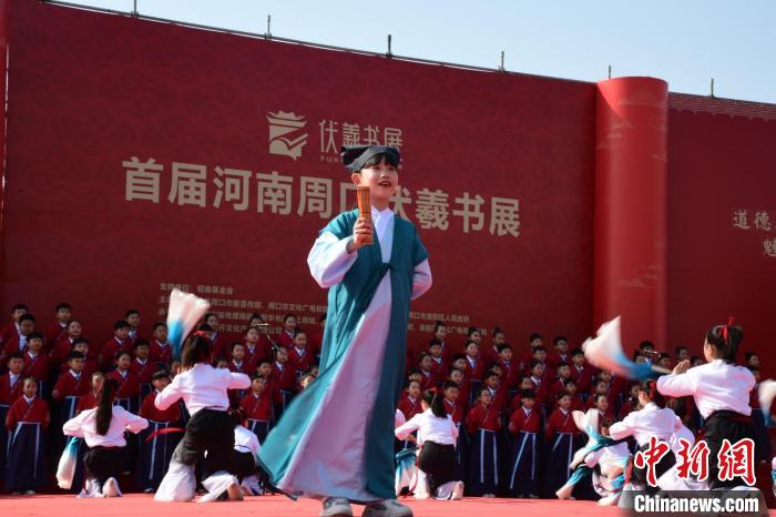 圖為學(xué)生們在開幕式上誦讀經(jīng)典?！×赫赵?攝