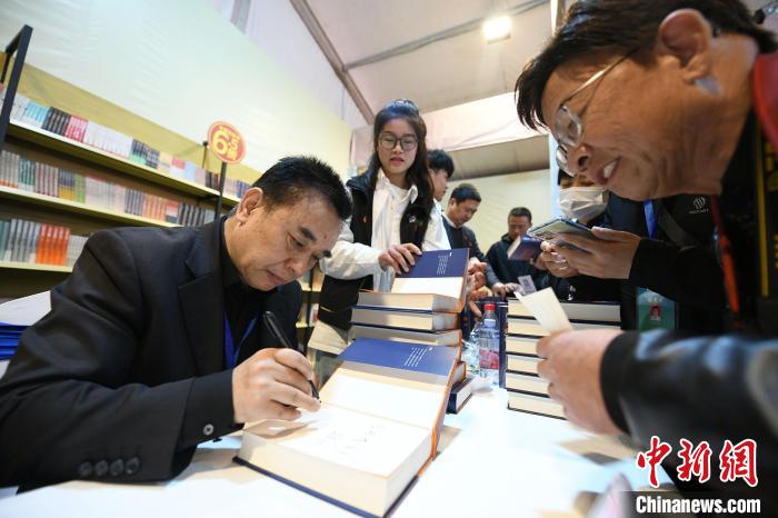 圖為作家王躍文現(xiàn)場簽名售書?！×赫赵?攝
