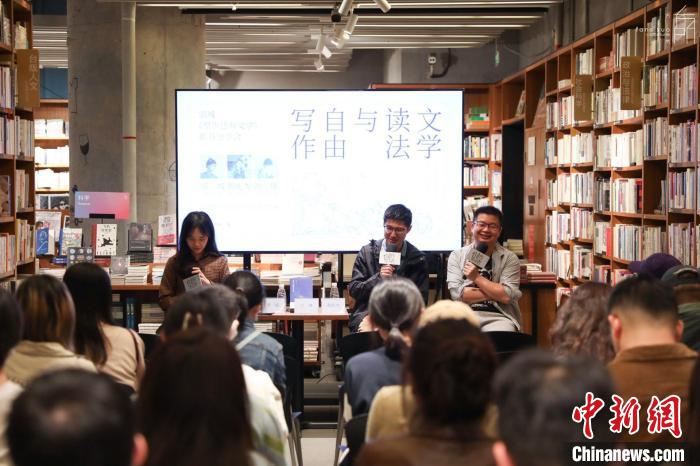 《至少還有文學(xué)》推出：在今天，我們?yōu)槭裁催€需要文學(xué)？