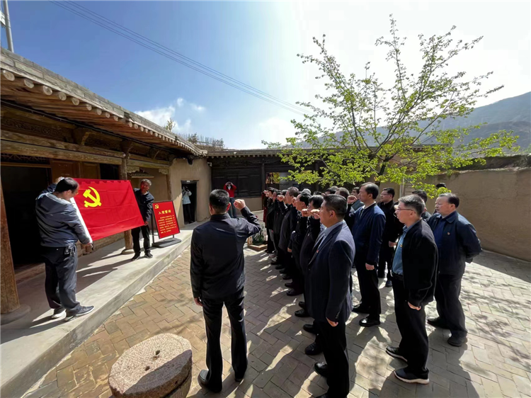 圖為臨夏州紀(jì)委監(jiān)委組織黨員干部在東鄉(xiāng)縣布塄溝黨史教育基地開展革命教育活動(dòng)，賡續(xù)紅色血脈、汲取奮進(jìn)力量、激發(fā)干事熱情。.png