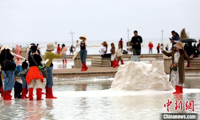 圖為游客在茶卡鹽湖拍照?！⊙Φ?攝