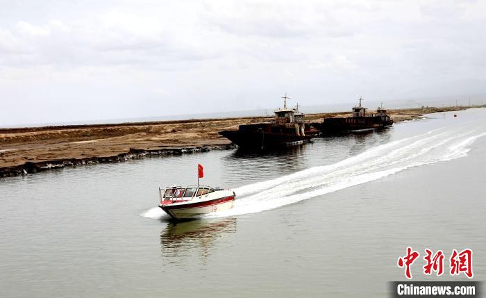 圖為茶卡鹽湖?！⊙Φ?攝