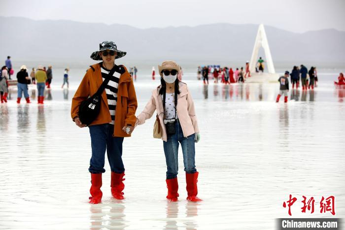 圖為游客在茶卡鹽湖之中。　薛蒂 攝