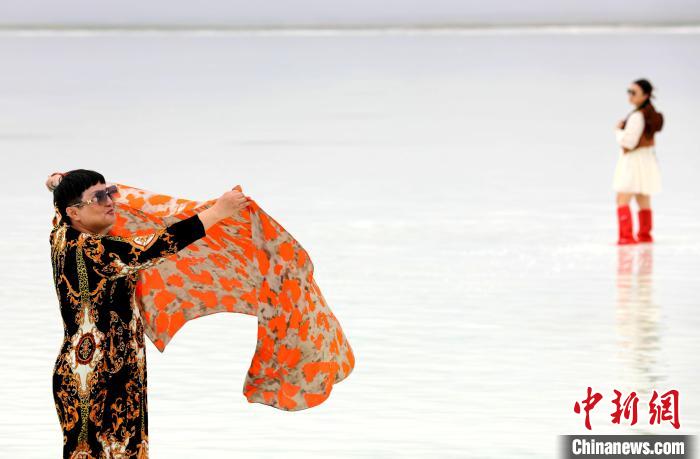 圖為游客在茶卡鹽湖拍照?！⊙Φ?攝