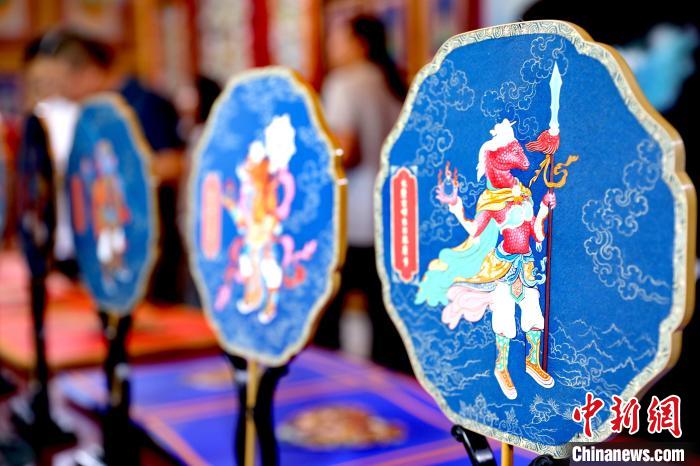 圖為唐卡延伸產(chǎn)品?！⊙Φ?攝