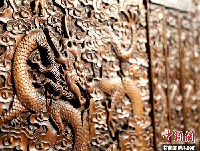 圖為青海永錄民俗博物館內(nèi)珍藏的中式家具細(xì)節(jié)展示?！⊙Φ?攝