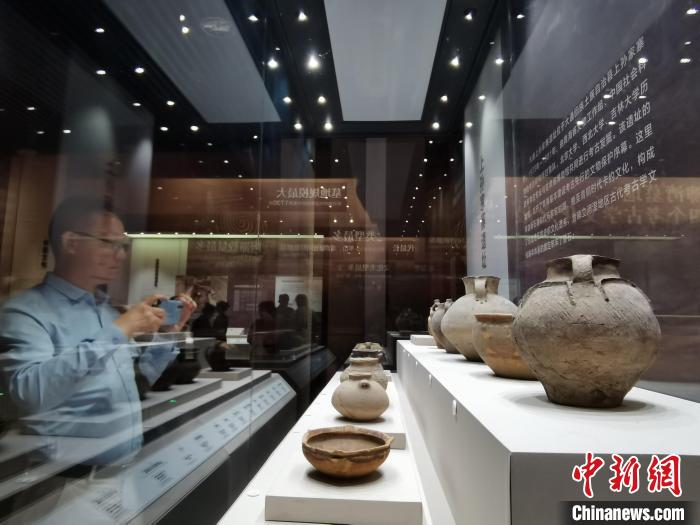 圖為河湟文化博物館展陳的陶器?！?zhí)砀?攝