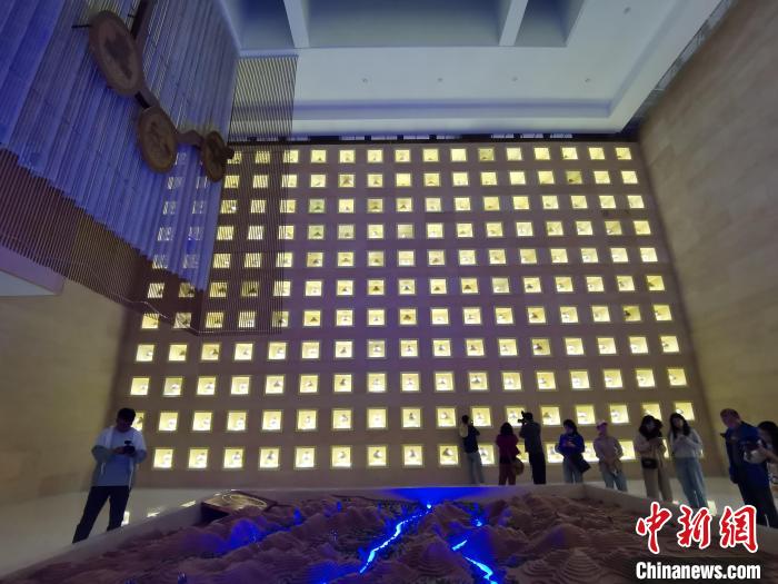 圖為河湟文化博物館序廳的左右彩陶墻放置的374件彩陶?！?zhí)砀?攝