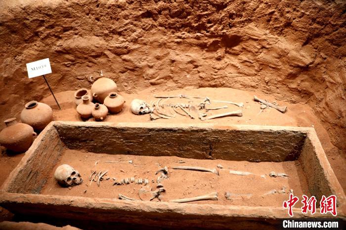 圖為河湟文化博物館復(fù)制展陳的墓葬及其彩陶陪葬品?！⊙Φ?攝