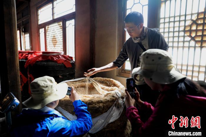 圖為青稞酒文化展示?！⊙Φ?攝