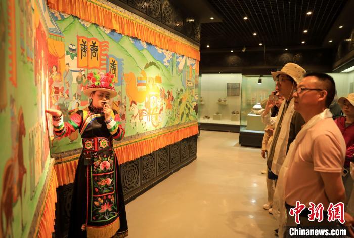 圖為媒體記者了解土族文化。　薛蒂 攝