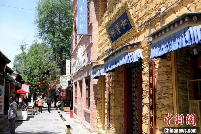 圖為平安驛·河湟民俗文化體驗(yàn)地的門店?！⊙Φ?攝