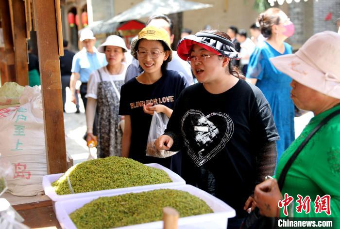 圖為民眾購買青海特色小吃?！⊙Φ?攝