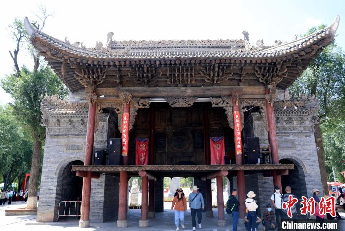 圖為平安驛·河湟民俗文化體驗(yàn)地的戲樓?！⊙Φ?攝